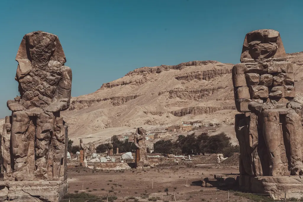 Colossi of Memnon photo stop during a Luxor day tour